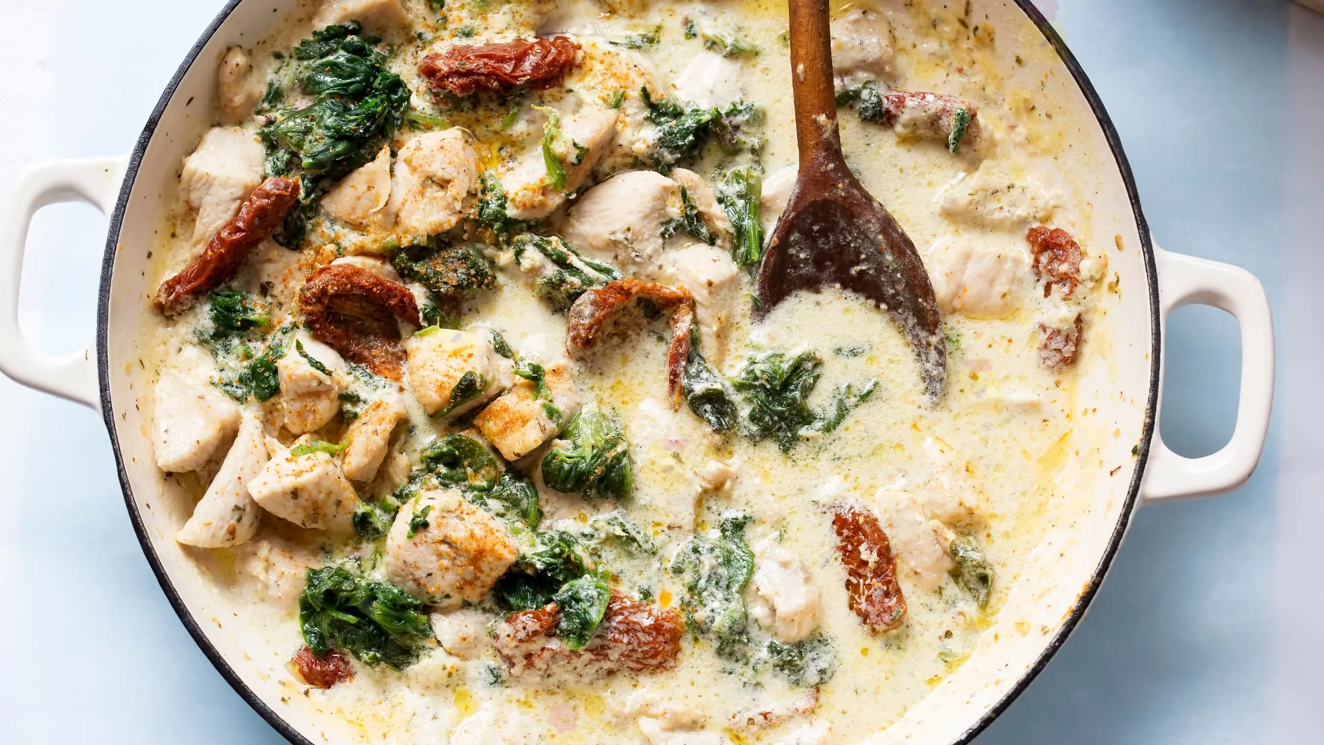Comment faire un Poulet à la Toscane avec une Bonne Sauce Blanche?