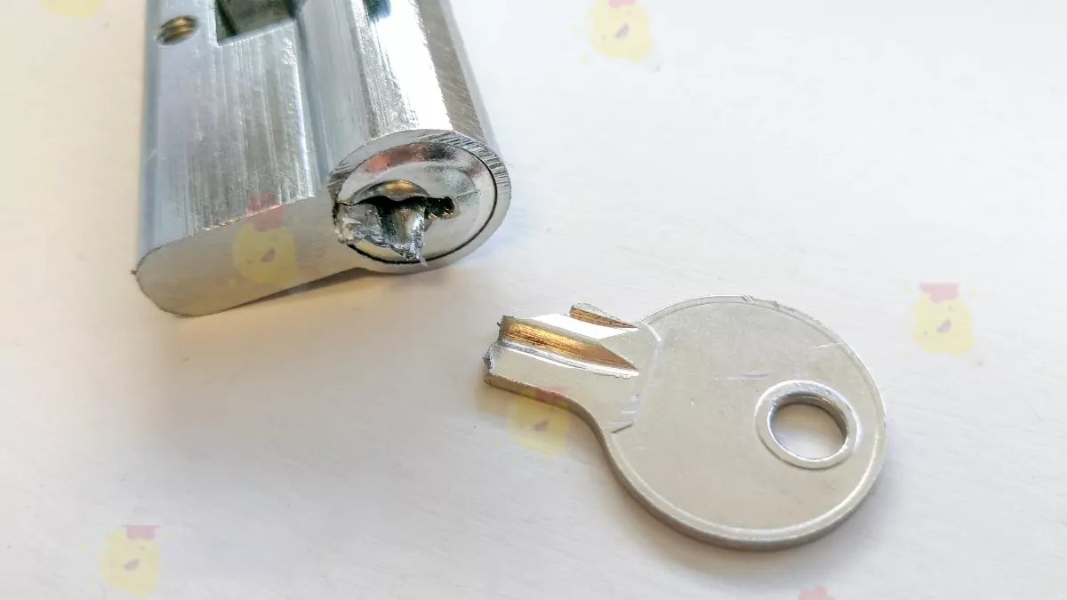 Les 5 Astuces des Serruriers pour Retirer une Clé Coincée