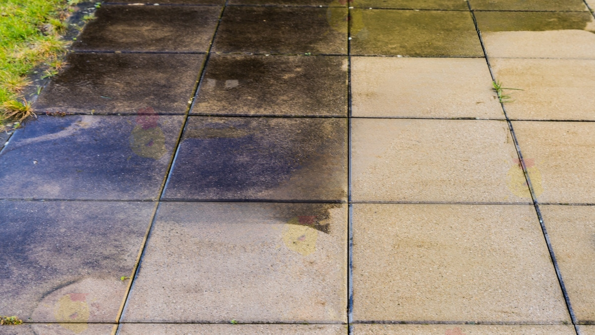 Comment Éliminer les Taches Noires sur ma Terrasse avec du Percarbonate?