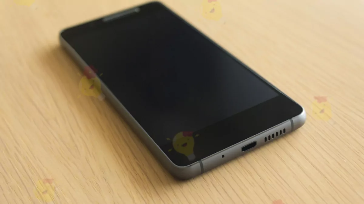 Pourquoi on a ce Trou Minuscule sur son Téléphone?